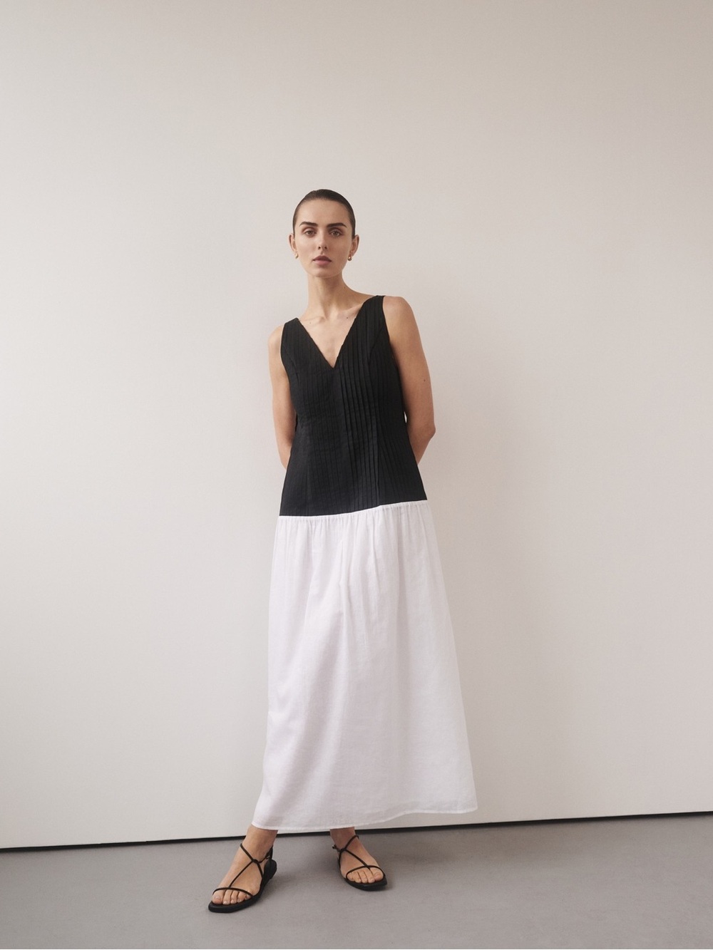 DISSH NWT Kelsie Midi Dress Black & White V-Neck Pleated Sleeveless Flowy